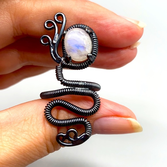 Very unique sterling silver and rhodium plated rainbow moonstone ring size 8 🦋 - Picture 7 of 7